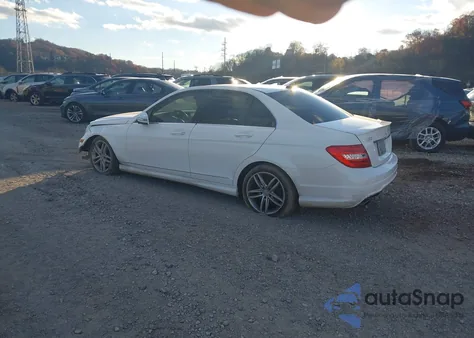 2013 Mercedes-Benz C 300 Sport 4Matic z USA, uszkodzony, nr VIN WDDGF8AB8DR266742